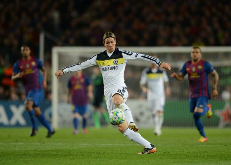 Chelsean Fernando Torres hallitsee palloa Mestareiden liigan ottelussa FC Barcelonaa vastaan.