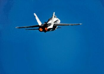 F-18 Hornet Helsingin taivaalla ilmailunäytöksessä vuonna 2009.