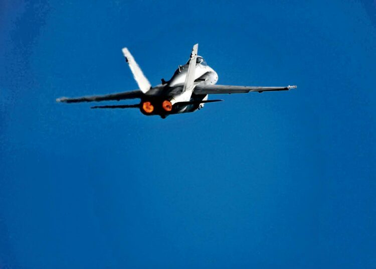 F-18 Hornet Helsingin taivaalla ilmailunäytöksessä vuonna 2009.