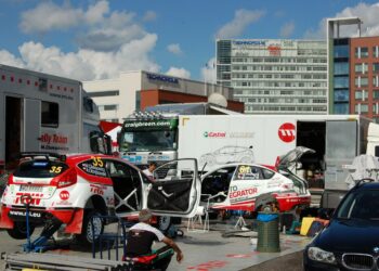 MM-ralli on valloittanut Jyväskylän Lutakon aukion, jota on kiireen kanssa yritetty rakentaa valmiiksi ennen tämänvuotista suurtapahtumaa.