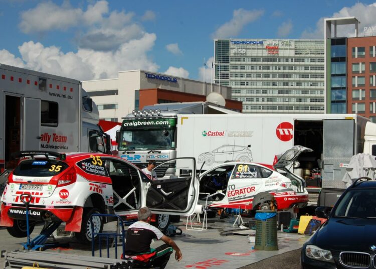 MM-ralli on valloittanut Jyväskylän Lutakon aukion, jota on kiireen kanssa yritetty rakentaa valmiiksi ennen tämänvuotista suurtapahtumaa.