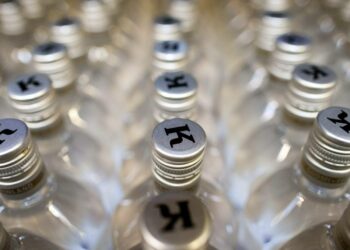 Muun muassa alkoholijuomien valmisteveroa korotetaan vuoden 2014 alusta.