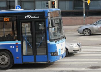 Helsingin Bussiliikenne Oy:n 1 150 kuljettajaa siirtyvät ensi huhtikuusta AKT:n linja-autoliikenteen sopimuksen piiriin.