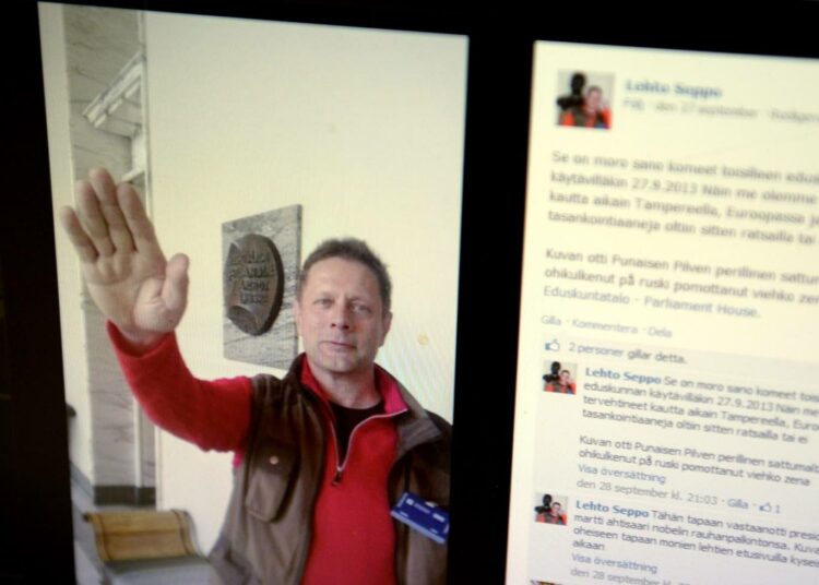 Seppo Lehdon Facebook-sivuilla kuva itsestään tekemässä natsitervehdyksen eduskunnan valtiosalissa 27. syyskuuta 2013. Lehto vieraili eduskunnassa perussuomalaisten kansanedustaja James Hirvisaaren vieraana.