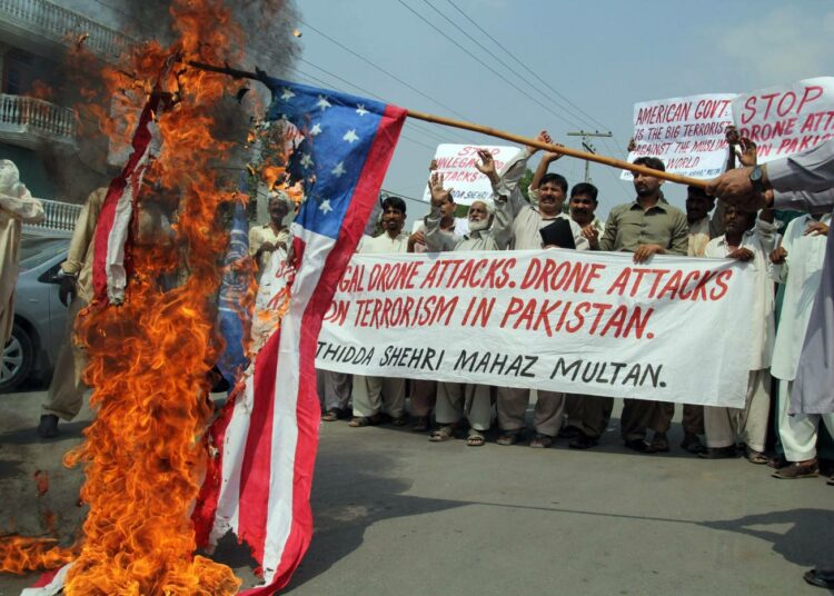 Lennokki-iskujen vastainen mielenosoitus Pakistanin Multanissa.