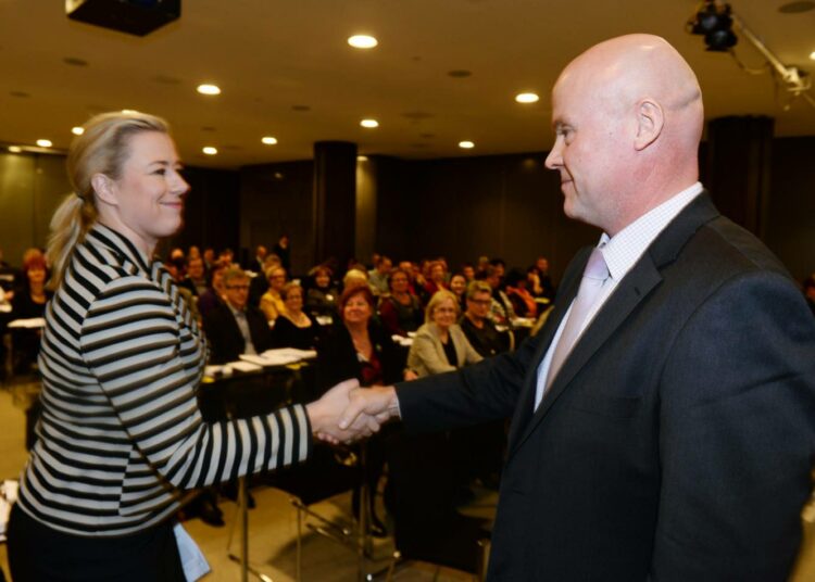 Valtiovarainministeri Jutta Urpilainen ja STTK:n uusi puheenjohtaja Antti Palola kättelivät liiton kokouksessa.