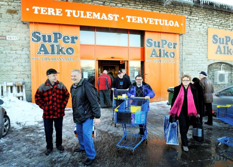 Halpa viina vetää suomalaisia asiakkaita muun muassa Tallinnan Super Alkoon.