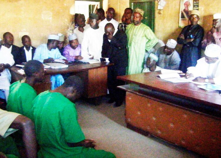Kaksi nigerialaismiestä vastasi syytteisiin homoseksuaalisuudesta Bauchin islamilaisessa tuomioistuimessa viime kuussa. Nigerian pohjoisosissa on tänä vuonna pidätetty kymmeniä miehiä homoepäilyjen vuoksi.