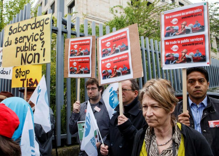 Mielenosoittajia palvelukauppasopimusneuvottelujen aikaan Australian lähetystön edessä Genevessä Sveitsissä 28. huhtikuuta.