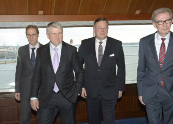 Perheyritysten liiton puheenjohtaja Pekka Laitinen (vas.), Elinkenoelämän keskusliiton puheenjohtaja Ilpo Kokkila, Keskuskauppakamarin puheenjohtaja Kari Jordan, Suomen Yrittäjien puheenjohtaja Jyrki Mäkynen julkistivat yhteisen talouspoliittisen kannanoton.