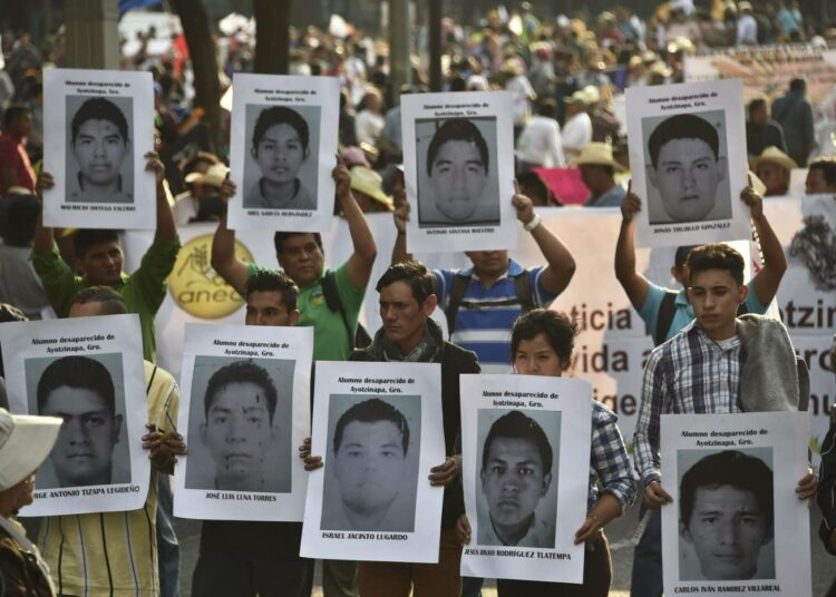 Surmattujen opiskelijoiden omaiset vaativat oikeutta mielenosoituksessa Mexico Cityssä toissa lauantaina.