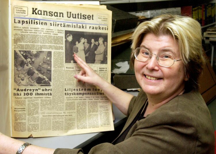 Päivi Uljas luki kirjaansa varten Kansan Uutisten vanhoja vuosikertoja.