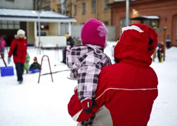Päiväkotipäivästä vain noin kaksi prosenttia kului vähintään kohtuullisesti kuormittavan leikin merkeissä.