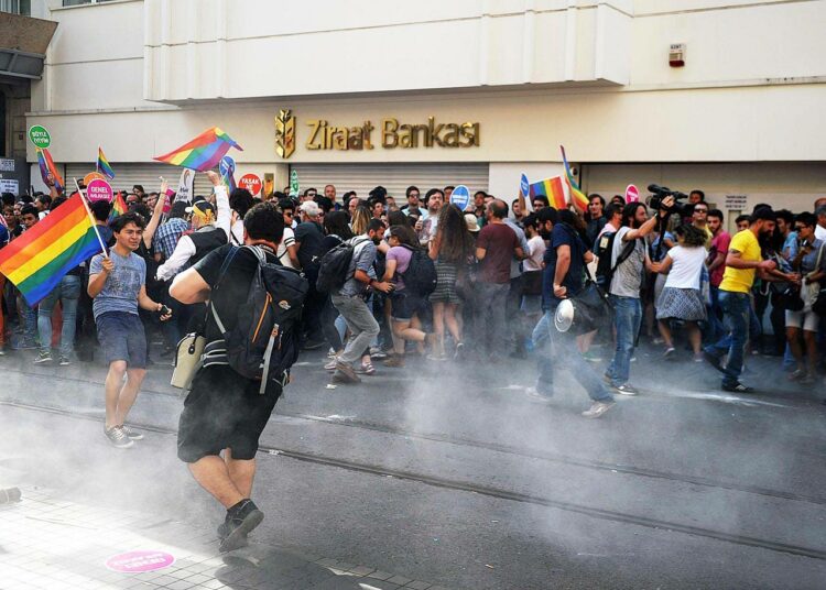 Helsinki Pridella saatiin juhlia rauhassa. Istanbulin paraatiin hyökkäsi poliisi kumiluodein ja vesitykein.