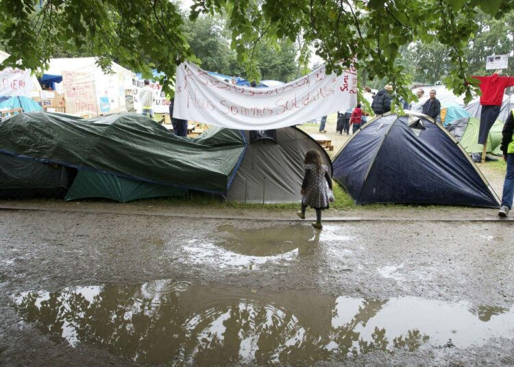 Turvapaikanhakijat odottavat hakemustensa käsittelyä brysseliläiseen puistoon pystytetyssä leirissä.