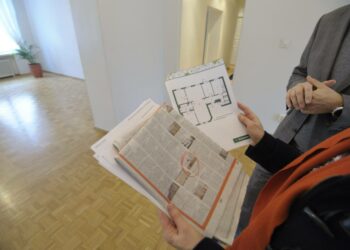 Oikeutta asumiseen ei ole turvattu lailla, vaikka ihmisarvoinen elämä edellyttää vakituista asuntoa. Anna Kontula esittää asumistakuulakia.