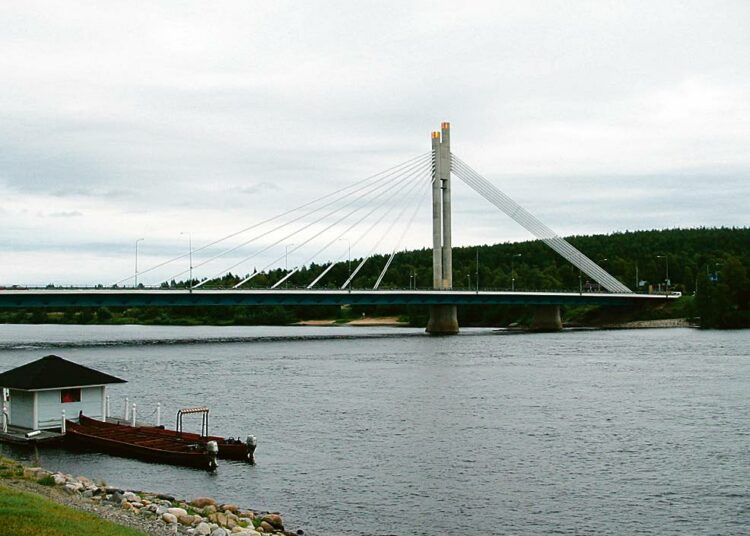 Kemijoen suurtulvat syntyvät aina sulamisvesistä, ja joen valuma-alue on Suomen lumisinta seutua. Kuvassa Kemijoen ylittävä Jätkänkynttilä-silta Rovaniemellä.