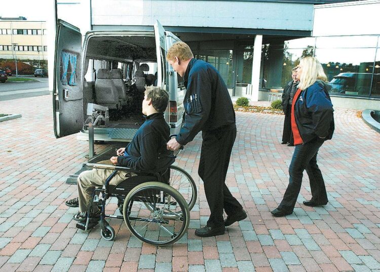 Perhe- ja peruspalveluministeri Juha Rehula (kesk.) on julkisuudessa sanonut, että vammaisten koko palveluvalikoima käydään läpi ja ainakin kuljetuspalvelut vähenevät.