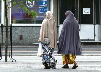 Kunnissa maahanmuuton kustannukset heijastuvat eniten asumiseen, varhaiskasvatukseen, opetukseen, sosiaali- ja terveyspalveluihin sekä toimeentulotukeen. Kuvassa maahanmuuttajia Lieksassa toissa kesänä.
