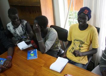 Etelä-Sudanista paenneet nuoret opiskelevat Etiopian pääkaupungissa Addis Abebassa toimivan Jesuiittojen pakolaispalvelun kirjastossa.