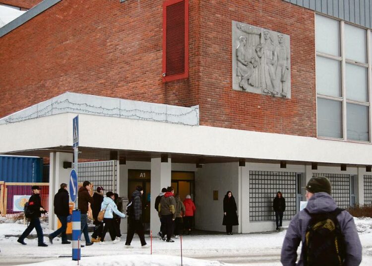 Ammatillisen perustutkinnon ja ylioppilastutkinnon suorittamista kaksoistutkintona ei saa romuttaa. Kuva on Jyväskylän ammattiopistosta.