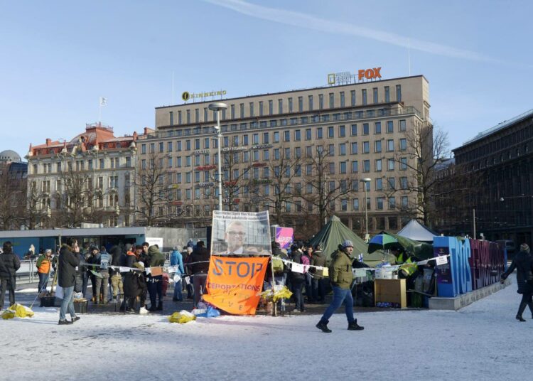 Turvapaikanhakijoiden mielenosoitus Helsingissä jatkuu.