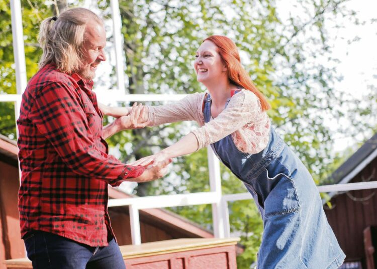 Niskavuoren Juhani (Mikko Korhonen) nai Loviisan (Paula Peltola) rahan takia.