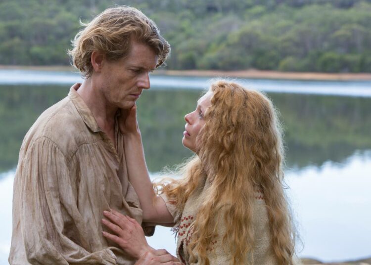 Karkotetut-sarjan aloitusjaksossa keskitytään Elizabethin (MyAnna Buring) ja Tommyn (Julian Rhind-Tutt) epätoivoiselta vaikuttavaan tapaukseen.