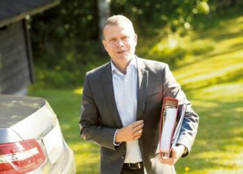 Valtiovarainministeri Petteri Orpo saapumassa ministeriön sisäiseen budjettiriiheen Espoossa tiistaina.