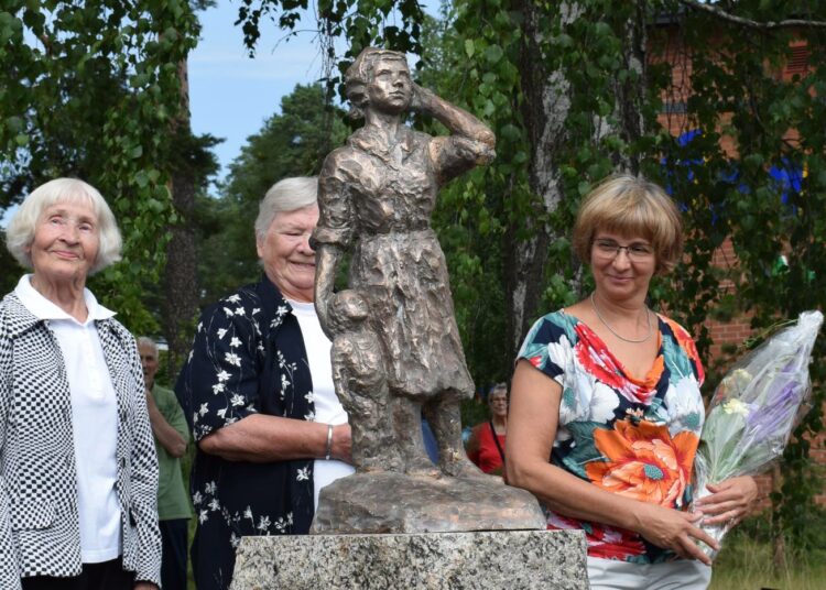 Taiteilija Sonja Vectomovin (oik) muovaaman Äideille-patsaan paljastivat säynätsalolaiset työläisäidit Elina Hanhikangas ja Seija Vihinen.