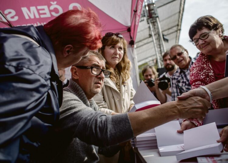 ANO-puoluetta johtava Andrej Babiš tapasi kannattajiaan Prahassa vaalikampanjan aikana.