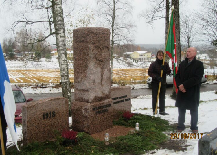 Viljakkalassa paljastettiin sunnuntaina vakaumustensa puolesta vuonna 1918 kaatuneiden muistomerkki, jonka tekijä on Petri Väisänen.