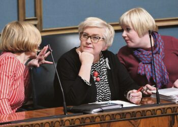 Kokoomuksen sote-pääneuvottelija, sisäministeri Paula Risikko (vas.) loisti Naantalin auringon tavoin viimeisimmän valinnanvapausmallin julkistamisen yhteydessä, kun taas keskustan sote-nevottelija, perhe- ja peruspalveluministeri Annika Saarikko (oik.) sai niskaansa eduskuntaryhmänsä ryöpytyksen. Keskustan kuntaministeri Anu Vehviläinen (kesk.) on ollut diilaamassa maakuntauudistusta.