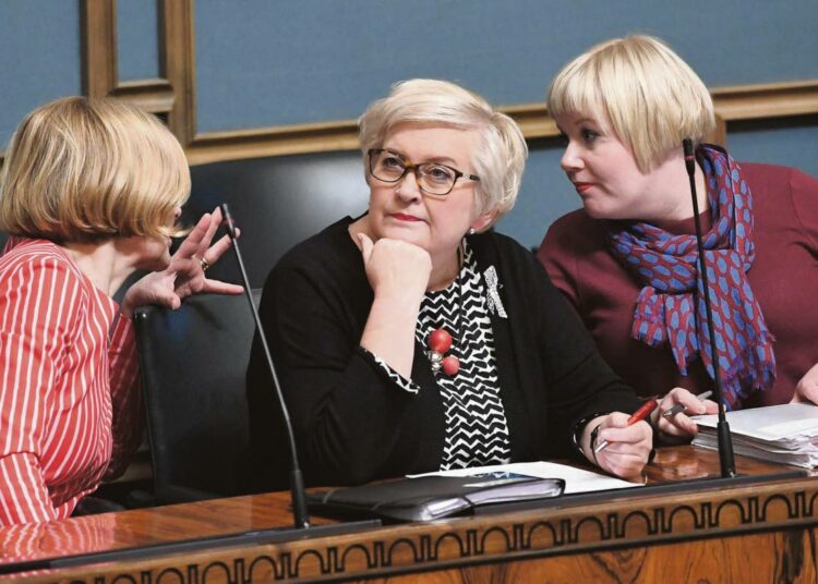 Kokoomuksen sote-pääneuvottelija, sisäministeri Paula Risikko (vas.) loisti Naantalin auringon tavoin viimeisimmän valinnanvapausmallin julkistamisen yhteydessä, kun taas keskustan sote-nevottelija, perhe- ja peruspalveluministeri Annika Saarikko (oik.) sai niskaansa eduskuntaryhmänsä ryöpytyksen. Keskustan kuntaministeri Anu Vehviläinen (kesk.) on ollut diilaamassa maakuntauudistusta.