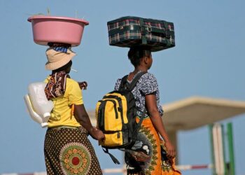 Moni zimbabwelainen on lähtenyt etsimään parempaa elämää ulkomailta. Kuvan naiset tekevät kauppaa rajan yli.