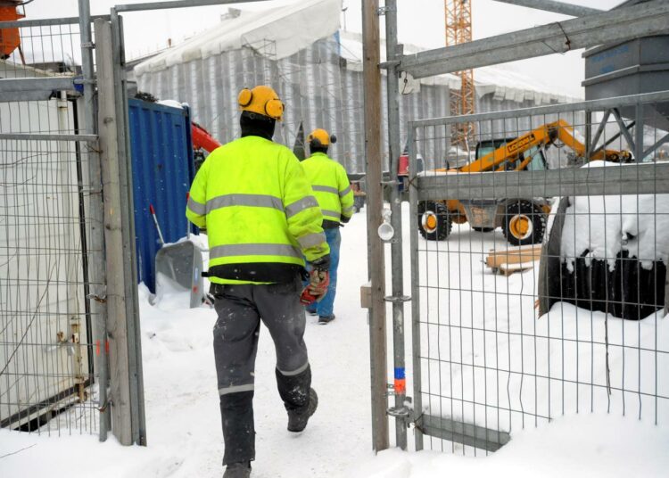 Tutkimuksessa selvitettiin erikseen teollisuuden, rakentamisen sekä kaivos- ja louhintatoiminnan työsuojelun ongelmia yhteisillä työpaikoilla.