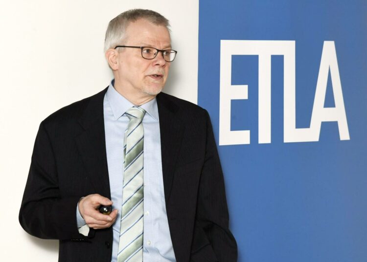 Elinkeinoelämän tutkimuslaitoksen (ETLA) tutkimusneuvonantaja Tarmo Valkonen ETLAn ja VATT:n tutkimuksen julkistamistilaisuudessa tiistaina.