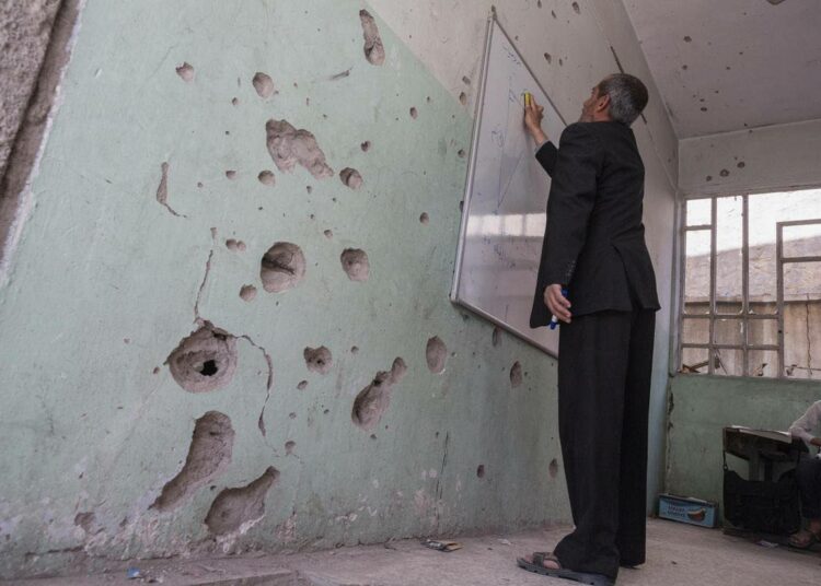 Baher opettaa irakilaisessa koulussa, joka on joutunut tulituksen kohteeksi.