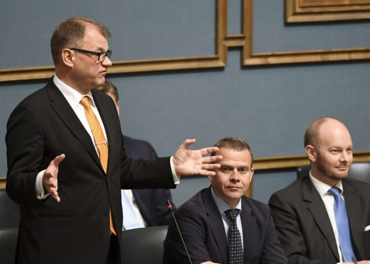 Mitä lähemmäksi eduskuntavaalit tulevat, sitä vaikeampi hallituspuolueiden puheenjohtajilla on pitää kansanedustajat sote-sotkun takana. Kuvassa pääministeri Juha Sipilä (kesk.), valtiovarainministeri Petteri Orpo (kok.)  ja  eurooppa-, kulttuuri- ja urheiluministeri Sampo Terho (sin.)