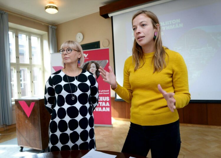 Aino-Kaisa Pekonen ja puheenjohtaja Li Andersson (oik.) kuvattuna eilen vasemmistoliiton eduskuntaryhmän kesäkokouksessa Lahdessa. Kokous päättyi keskiviikkona.