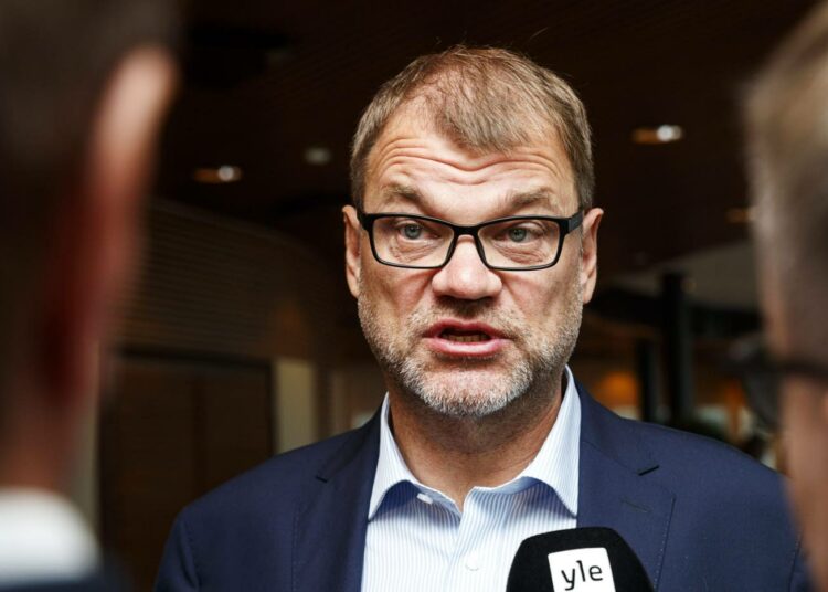 Pääministeri Juha Sipilän (kesk.) maahanmuuttolinjaukset ovat muuttuneet täysin sen jälkeen, kun hän tarjosi taloaan turvapaikanhakijoiden käyttöön.