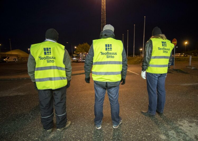 Lakkovahteja Meyer Turku Oy telakan portilla Turussa keskiviikkona. Kansanedustaja Matti Vanhasen mukaan kiista on muuttunut periaatteelliseksi perustuslain puolustamiseksi.