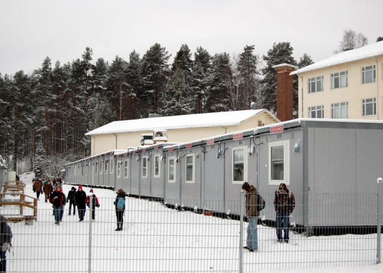 Koulun homeongelmien vuoksi oppilaat opiskelivat parakkikouluissa Vaajakoskella vuonna 2008.