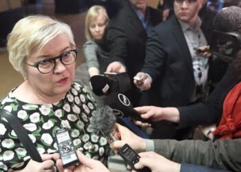 Keskustan Anu Vehviläinen selvitti sote-linjausta tiedotusvälineille torstaina.