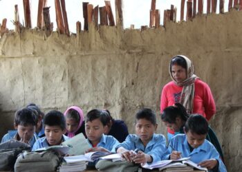 Tulvaa pakenemaan joutuneet lapset opiskelevat tilapäiskoulussa Nepalissa.