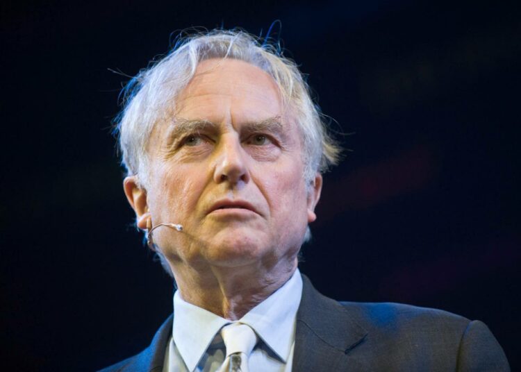 Uuusateistien pääideologeihin lukeutuva Richard Dawkins jakoi aikoinaan twitterissä videon, jossa rinnastettiin feministit ja islamistit.