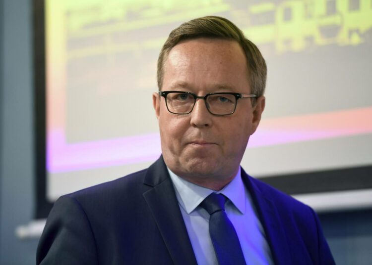 Valtiovarainministeri Mika Lintiä kertoi ensimmäisestä budjettiesityksestään.