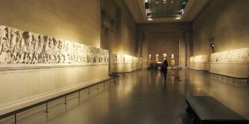 Parthenonin patsaita ja friisejä esittelevä sali Lontoon British Museumissa.