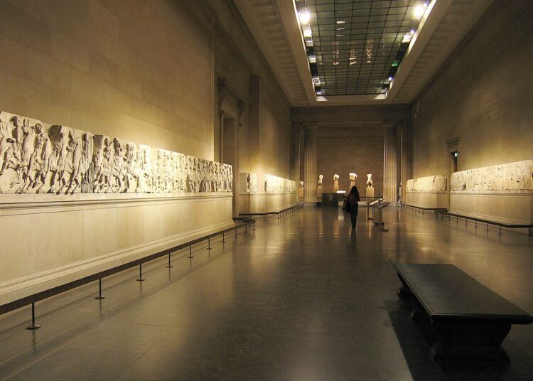 Parthenonin patsaita ja friisejä esittelevä sali Lontoon British Museumissa.