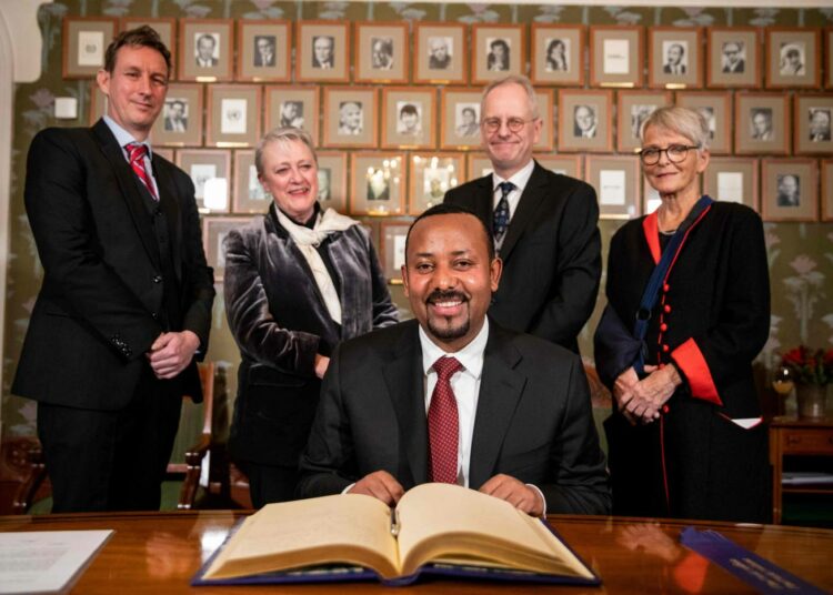 Etiopian pääministeri Abiy Ahmed saapui maanantaina Osloon noutamaan rauhanpalkintoaan. Takana Norjan Nobel-komitean jäsenet Asle Toje, Berit Reiss-Andersen, Henrik Syse ja Anne Enger.